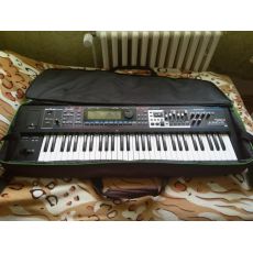 Roland Juno Di Syntezátor 5 oktáv ,modulační kolečka , USB MIDI zánovní stav